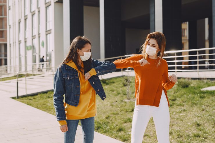 college students wearing masks on campus 